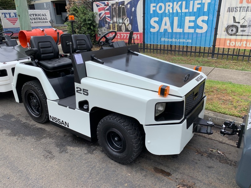 TOW TUG - NISSAN RV02 LPG TOW TUG (L067)