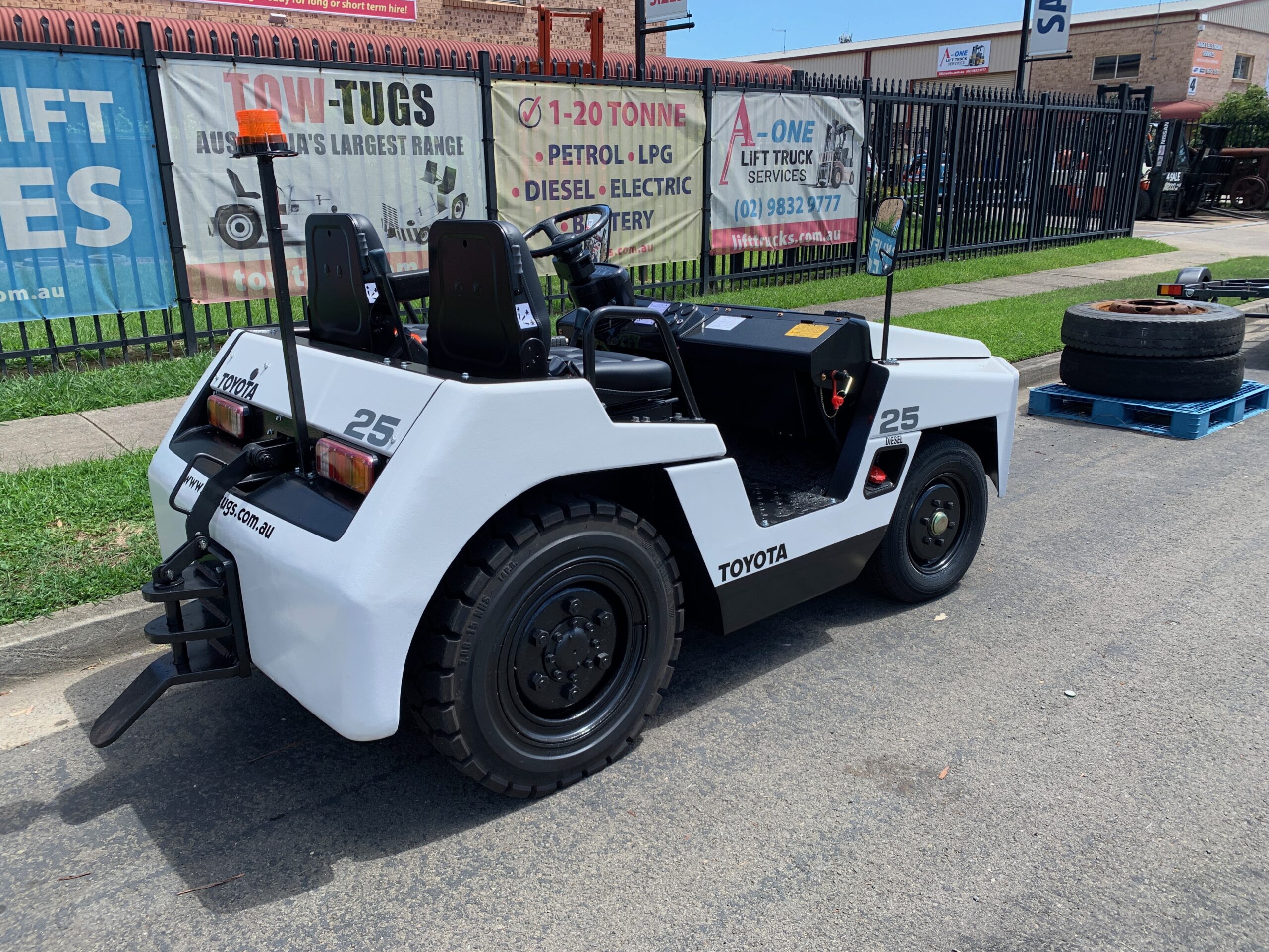 TOW TUG - TOYOTA 02-2TD25 DIESEL (S026) - Image 2